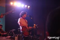 Foto White Shoes and The Couples Company