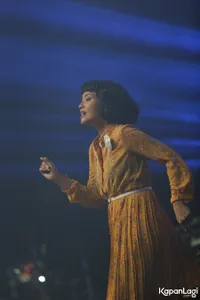 Foto White Shoes and The Couples Company