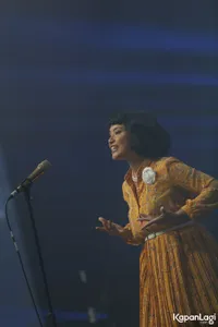 Foto White Shoes and The Couples Company