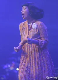 Foto White Shoes and The Couples Company