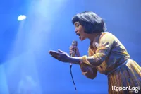 Foto White Shoes and The Couples Company