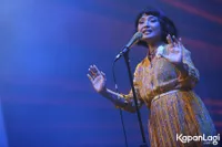 Foto White Shoes and The Couples Company