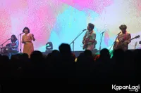 Foto White Shoes and The Couples Company