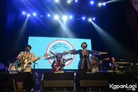 Foto White Shoes and The Couples Company