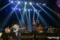 Foto White Shoes and The Couples Company