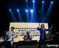 Foto White Shoes and The Couples Company