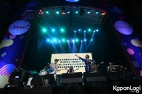 Foto White Shoes and The Couples Company