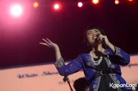 Foto White Shoes and The Couples Company