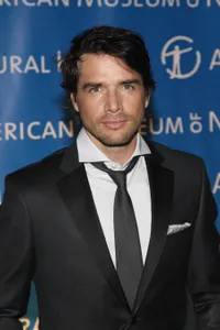 Foto Matthew Settle