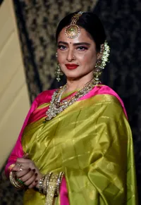 Foto Rekha
