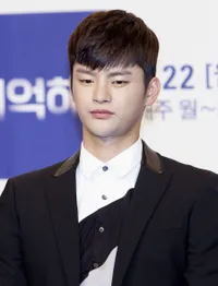 Foto Seo In Guk