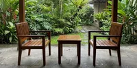 10 Cara Merawat Kursi Kayu di Teras agar Tidak Cepat Lapuk saat Musim Hujan, Lindungi dari Air dan Jamur