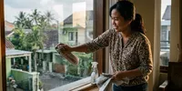 6 Cara Memanfaatkan Koran Bekas untuk Keperluan Rumah, Bisa Jadi Alat Pembersih