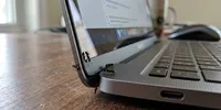 7 Penyebab Semut Masuk Monitor Laptop dan Cara Mengatasinya Tanpa Membongkar Layar