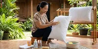 8 Cara Membersihkan Bantal yang Tidak Bisa Dicuci Mesin dengan Mudah