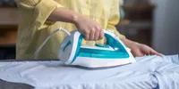 8 Cara Mencegah Kerak pada Setrika Uap agar Tetap Awet