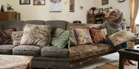 8 Cara Menghilangkan Bau pada Sarung Bantal Sofa yang Jarang Dicuci