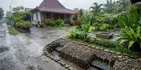 9 Cara Mengatasi Air Hujan yang Mengalir dari Jalan Masuk ke Halaman Rumah