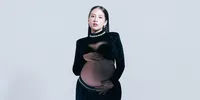Potret Adhisty Zara Pamer Maternity Shoot Hitam Bareng Suami, Elegan Minimalis