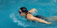 Arti Mimpi Berenang di Air Bening Menurut Psikologi, Spiritual, dan Berbagai Tradisi Budaya