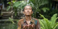 Arti Mimpi Disiram Air Menurut Psikologi, Spiritual, dan Primbon Jawa Lengkap