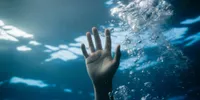 Arti Mimpi Hampir Tenggelam di Air Menurut Psikologi, Primbon Jawa, dan Perspektif Spiritual