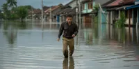 Arti Mimpi Jalan di Air Banjir Menurut Psikologi, Primbon Jawa, dan Tafsir Spiritual