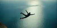 Arti Mimpi Jatuh ke Air dari Ketinggian Menurut Psikologi dan Perspektif Lainnya