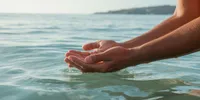 Arti Mimpi Main Air di Laut dan Maknanya yang Perlu Kamu Ketahui