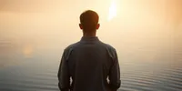 Arti Mimpi Melewati Air Menurut Psikologi, Spiritual, dan Primbon Jawa