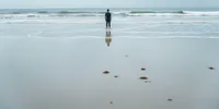 Arti Mimpi Melihat Air Laut Surut Lalu Pasang, Simbol Siklus Emosi dan Perubahan Hidup