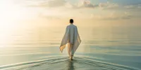Arti Mimpi Melihat Orang Berjalan di Atas Air Laut: Tafsir Psikologi, Spiritual, dan Primbon Jawa