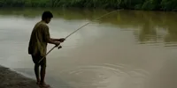 Arti Mimpi Memancing Ikan di Air Keruh: Tafsir Psikologis, Spiritual, dan Primbon Jawa