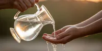 Arti Mimpi Memberikan Air Minum: Tafsir Lengkap dari Psikologi hingga Tradisi Spiritual