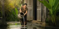 Arti Mimpi Menyiram Air di Depan Rumah: Tafsir Psikologi, Primbon Jawa, dan Spiritual