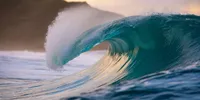 Arti Mimpi Ombak Air Laut: Tafsir Psikologi, Spiritual, Primbon Jawa, dan Islam
