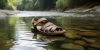 Arti Mimpi Sandal Hanyut Terbawa Air: Tafsir Psikologi, Islam, dan Primbon Jawa