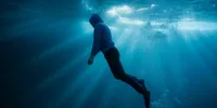 Arti Mimpi Terseret Air Laut, Makna Psikologis dan Tafsir di Baliknya
