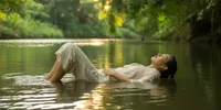 Arti Mimpi Tidur di Atas Air Sungai: Tafsir Psikologi, Spiritual, dan Primbon Jawa