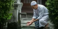 Arti Mimpi Wudhu di Air Pancuran Menurut Islam, Primbon Jawa, dan Psikologi