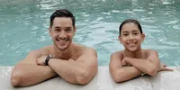 Ayah Idaman, Ini Momen Andrew White Temani Anak Main Skateboard