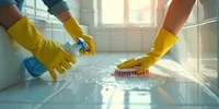 Cara Membersihkan Kerak Kamar Mandi yang Membandel Hingga Kinclong