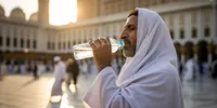 Cara Menghindari Dehidrasi Saat Cuaca Panas di Makkah agar Ibadah Tetap Lancar