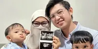 Dennis Lim Umumkan Kehamilan Istri secara Alami, Rencana IVF Tertunda