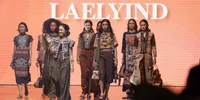 Desainer Laely Indah Lestari Rilis Koleksi Busana Ready to Wear Wastra Sumba
