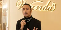 ELLO Sering Cari Wanda Ponika untuk Hadiah Istri: “Happy Wife, Happy Life”