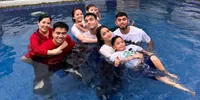 Fuji Lomba 17-an di Rumah, Pria Berkaus Putih Jadi Sorotan