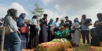 Harry Kiss Ungkap Makna Mawar Biru yang Menghiasi Makam Vidi Aldiano