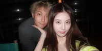 Huang Zitao dan Xu Yiyang Bagikan Foto Bareng Anak, Main di Pantai Saat Senja