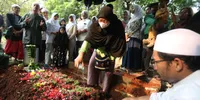Isak Tangis Keluarga Iringi Pemakaman Diding Boneng di Menteng Pulo